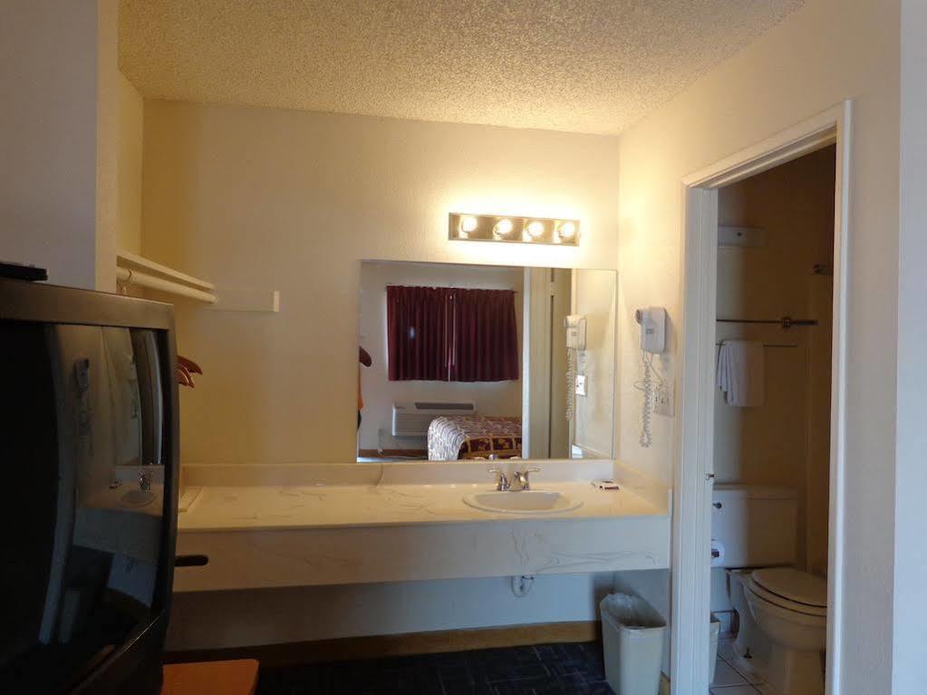 Knights Inn Phoenix At N Black Canyon Hwy Bagian luar foto