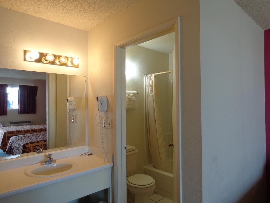Knights Inn Phoenix At N Black Canyon Hwy Bagian luar foto
